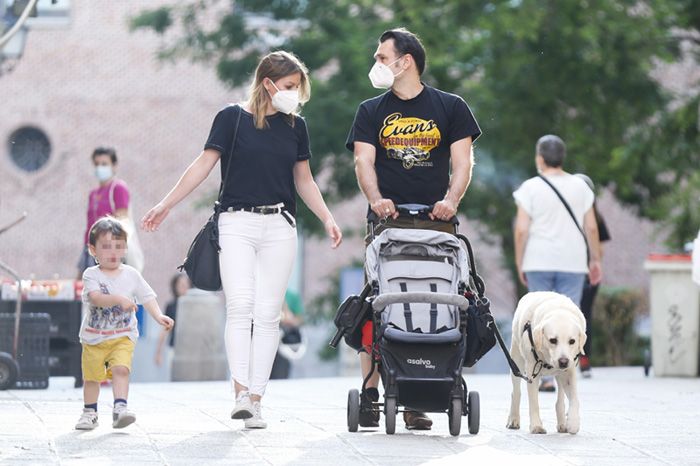 Iñaki López y Andrea Ropero de paseo con su hijo