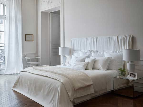 El blanco es un clásico en ropa de cama. Para actualizarlo y que luzca nuevo 'look' prueba a combinar elementos en distintas texturas y tonos (puro, roto, beige...). Propuesta de Zara Home.
