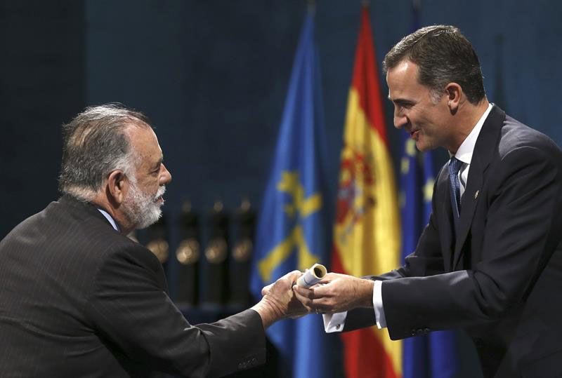 Francis Ford Coppola recibe el galardón de manos del Rey. El director italoamericano, formado en la Escuela de Cine de la Universidad de California Los Ángeles (UCLA), es uno de los más prestigiosos cineastas de la actualidad, con más de 30 filmes dirigidos, 27 escritos y 74 producidos. Sumamente atento al detalle e innovador, Coppola es reconocido por haber chocado con la industria hollywoodense, y por sus memorables e incónicos protagonistas. Entre sus obras más destacadas se encuentra la saga "El Padrino" y "Drácula" de Bram Stoker (1992)
