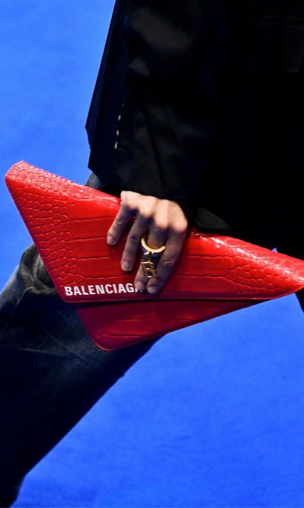 maxi clutch triangular de balenciaga