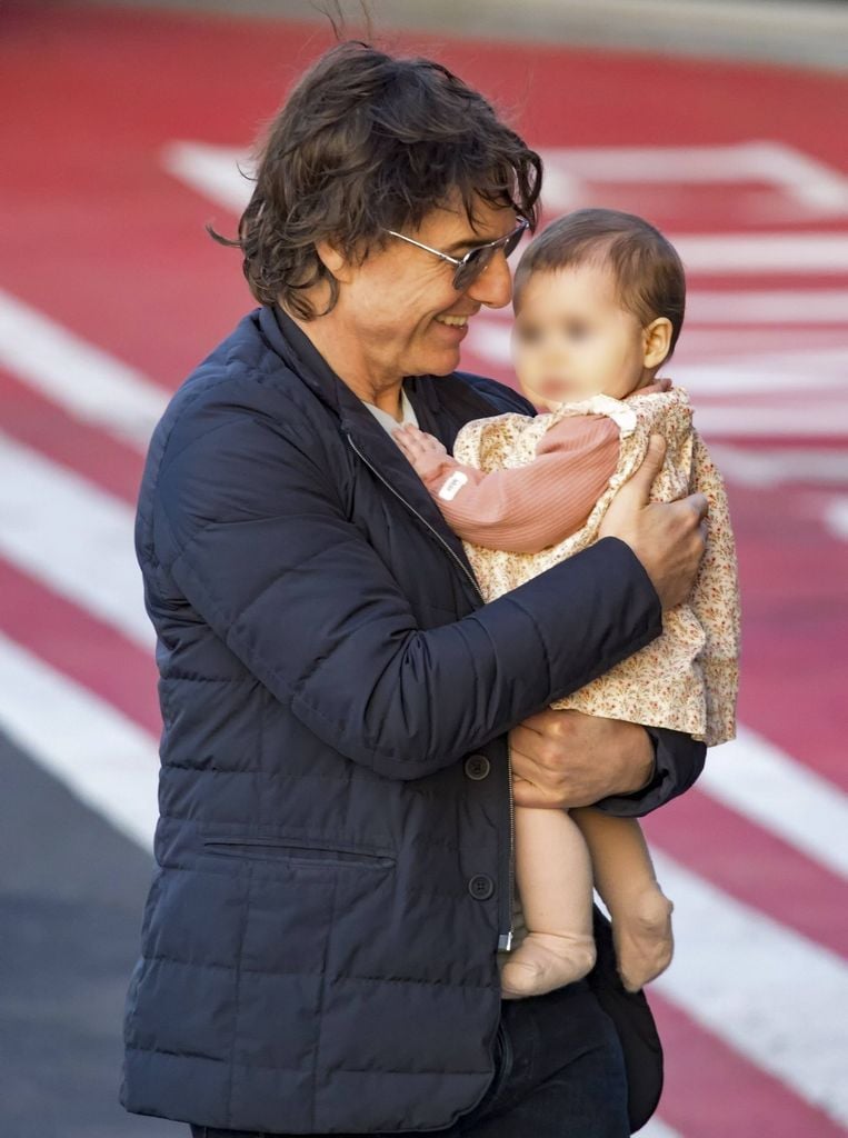 Tom Cruise is captured by loading a baby tenderly