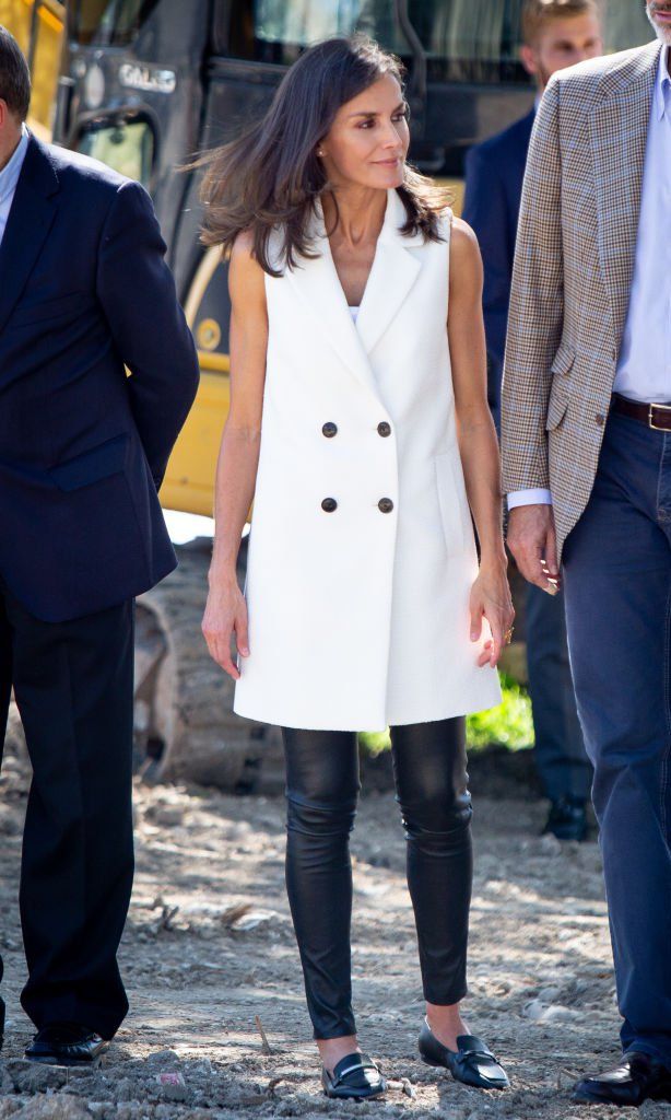 la reina letizia de espa a con mocasines negros y blazer dress