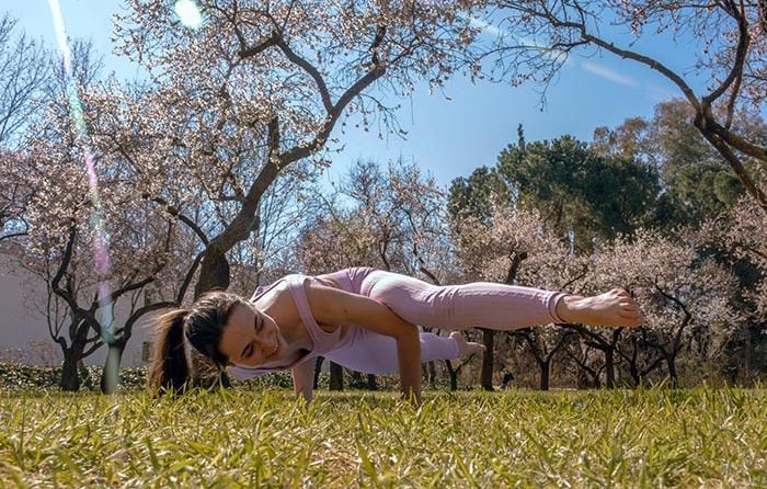 Mujer joven haciendo yoga