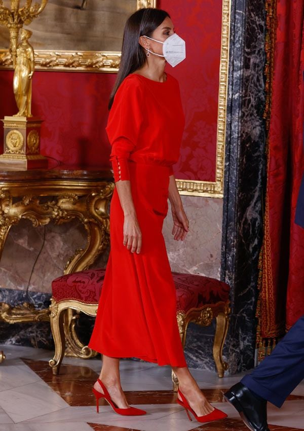 Reina Letizia con look rojo