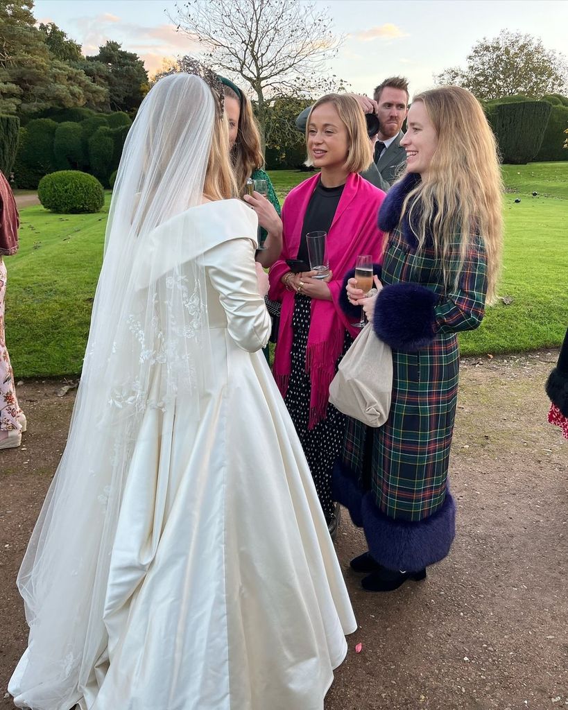 Amelia Windsor en una boda con look de una marca española