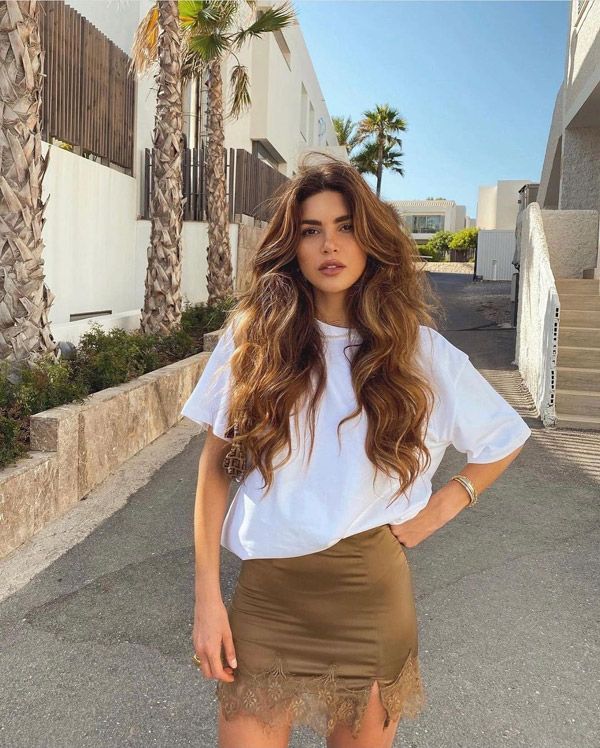 negin mirsalehi camiseta blanca