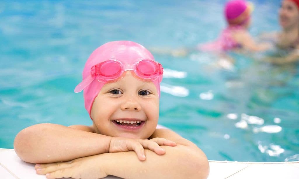 ni a apoyada en el borde de la piscina