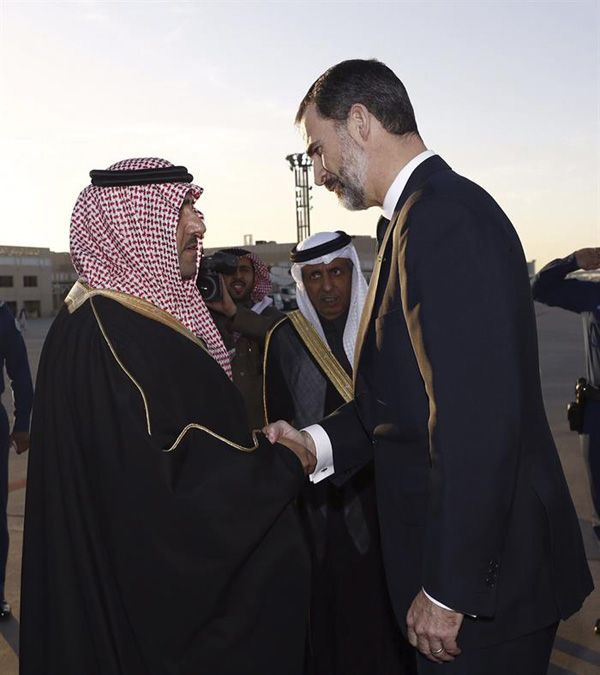 El rey Felipe VI saludando al gobernador de Riad, Turki bin Abdullah bin Abdulaziz Al Saud, a su llegada a la capital saudí para asistir a las exequias del rey Abdalá 