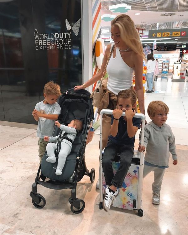 Alice Campello con sus cuatro hijos 