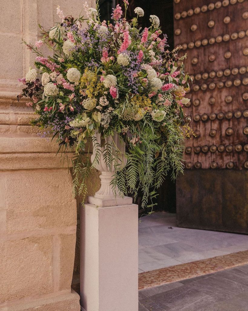 Copas de flores de colores en entrada a iglesia