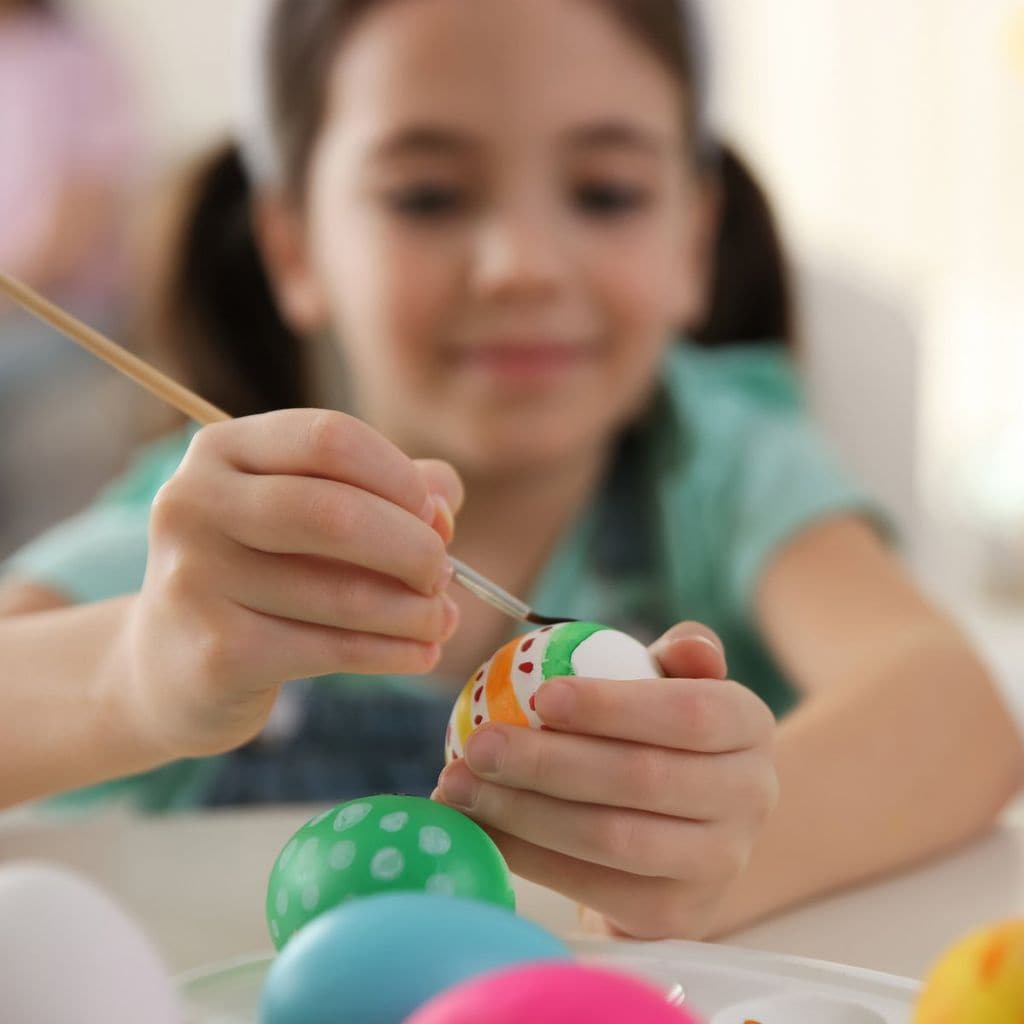 manualidades con huevos de pascua de colores 