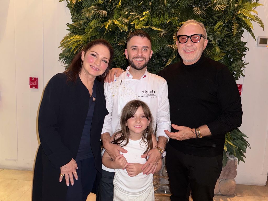 Gloria y Emilio Estefan con el chef Juan Manuel Barrientos y su hija Azul