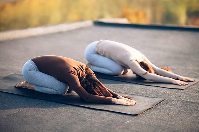 BALASANA (POSTURA DEL EMBRIÓN)