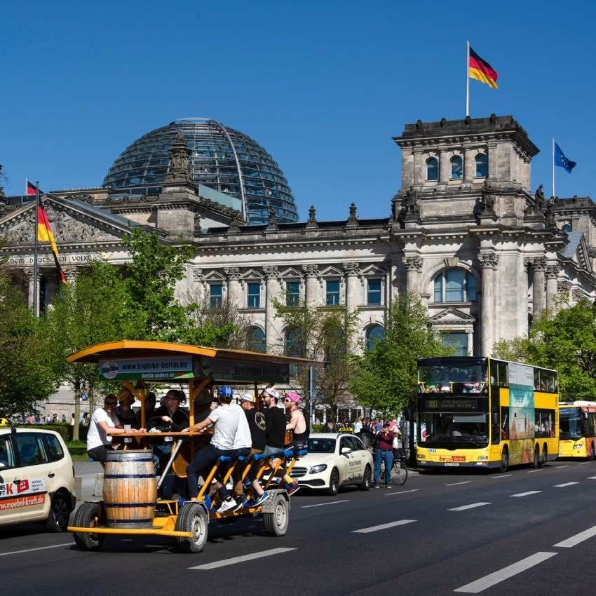 beer bike en berlin frente al parlamento alemania