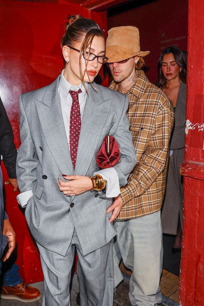 Hailey y Justin llegando al evento de Rhode.