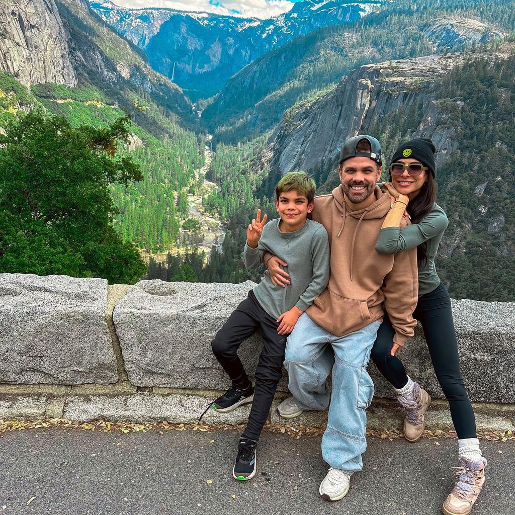 alejandra espinoza y su familia en el parque yosemite