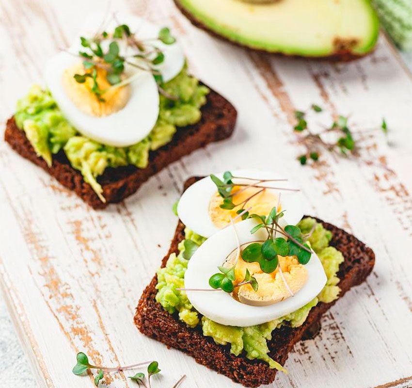 tostadas con huevo aguacate