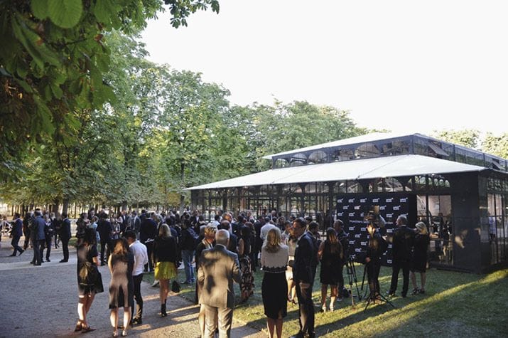 Después del cóctel en el Jardín de las Tullerías, tuvo lugar la cena que se celebró a pocos metros de allí en una elegante carpa de estilo muy francés, con la construcción de Eiffel y las arañas de Versalles, bajo la proyección de una noche estrellada con luna llena
