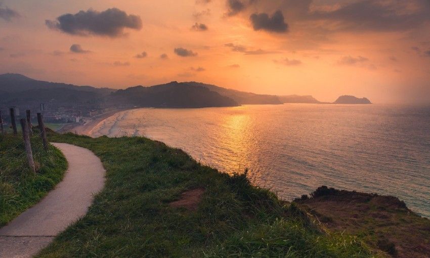 vista de zarautz y getaria al fondo desde los acantilados de la costa