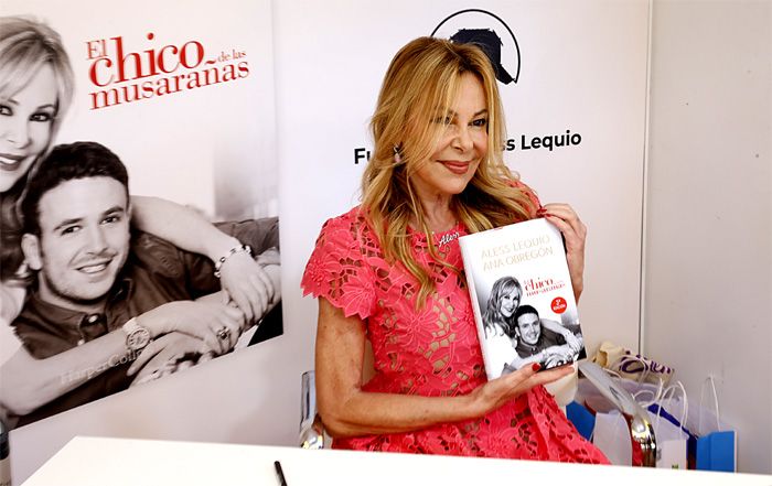 Ana Obregón con el libro 'El chico de las musarañas'