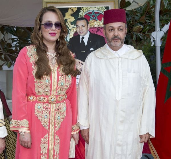 El embajador de Marruecos en España Mohamed Fadel Benyaich, posa junto a la embajadora, Tizniti Nabila, durante la Fiesta del Trono celebrada en Madrid
