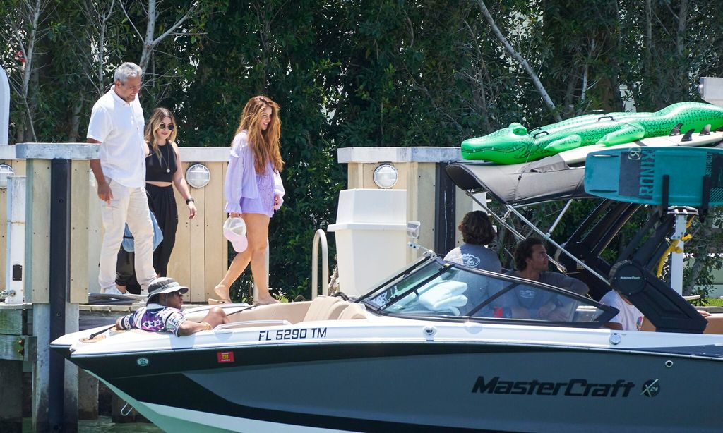 shakira de paseo en bote con lewis hamilton