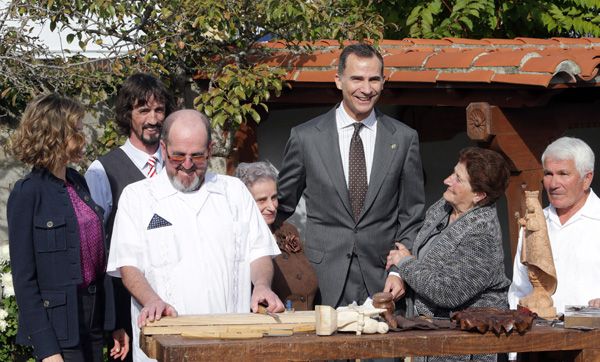 Don Felipe ha tenido un gran detalle con las dos viudas de los fundadores de la carpintería de Colombres, a quien ha invitado a posar con él y la Reina para los fotógrafos
