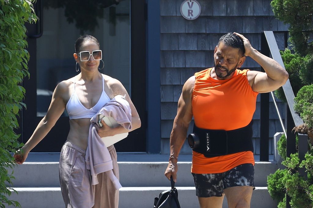 Jennifer Lopez y Benny Medina en Los Hamptons en julio de 2024
