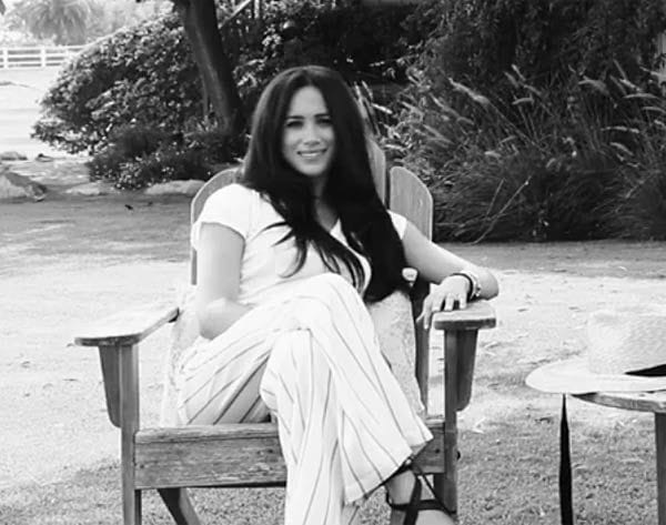 Meghan Markle con pantalón de rayas