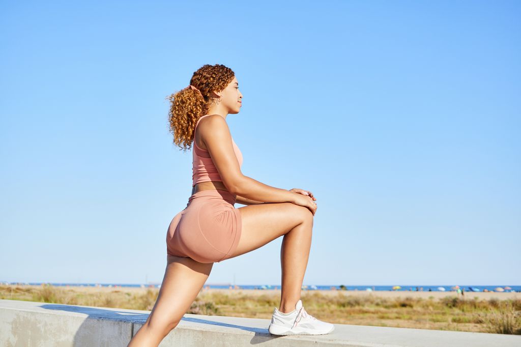 mujer haciendo ejercicio al aire libre