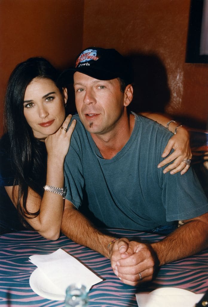 Plano medio de Demi Moore y Bruce Willis en 1995 en un restaurante