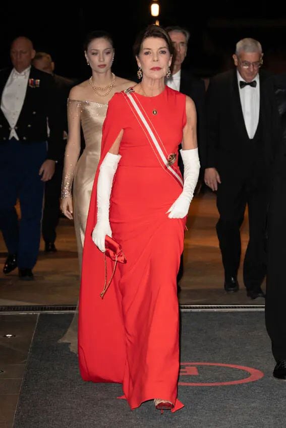 Carolina de Mónaco vestido rojo capa