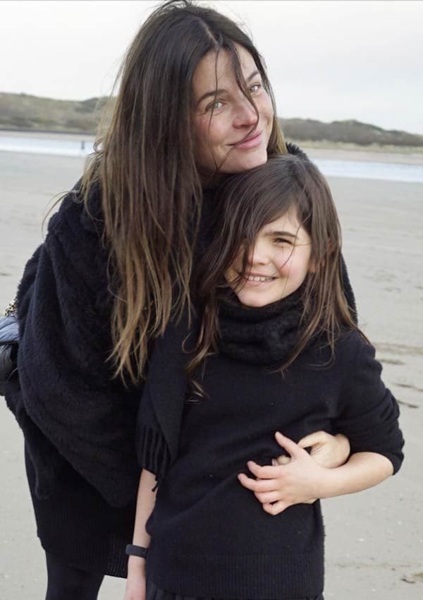 Julia Restoin Roitfeld y su hija Romy en la playa