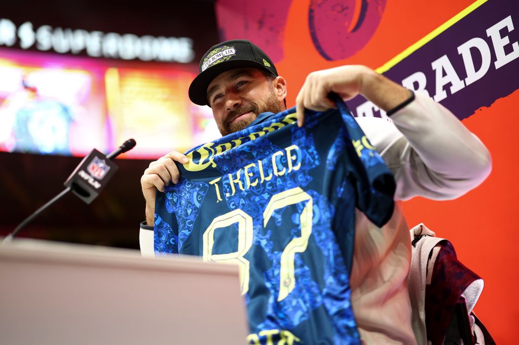 Travis Kelce con la foto del jersey del Club América