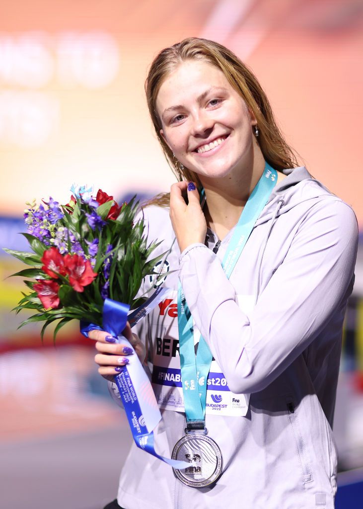 La medallista de plata Katharine Berkoff durante la ceremonia de entrega de medallas de la final femenina del Campeonato Mundial FINA Budapest 2022