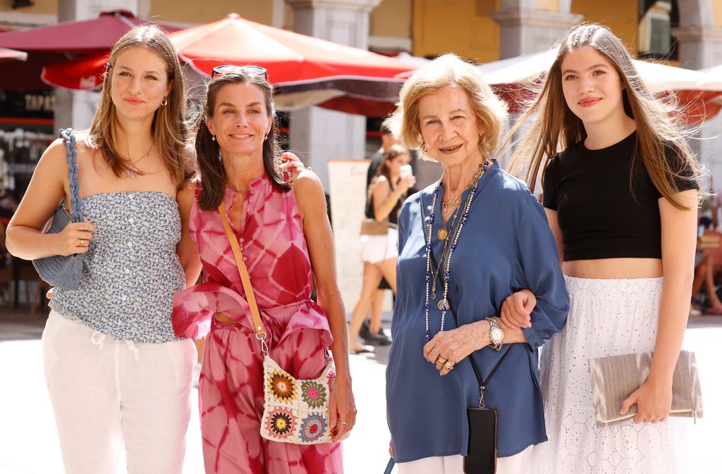 Como hace mucho no las veíamos, las mujeres de la casa real española disfrutan juntas del verano