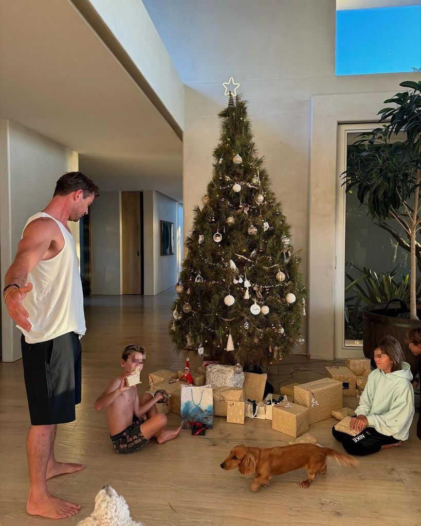 India, Tristan y Sasha, junto a papá y bajo el árbol de Navidad