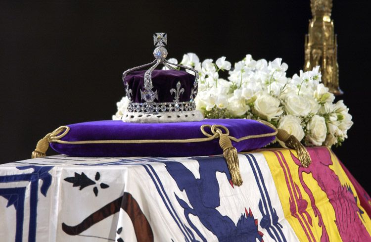 Durante el funeral de la Reina Madre, esta corona se situó en su ataúd
