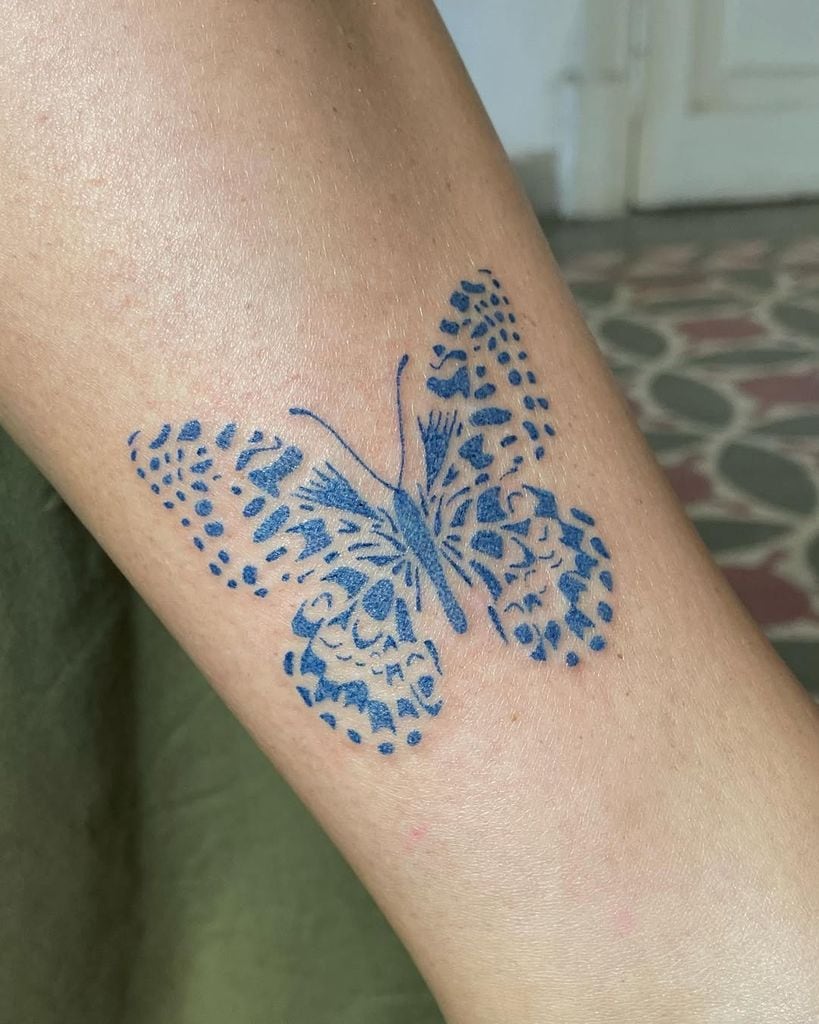 Tatuaje mariposa minimalista azul