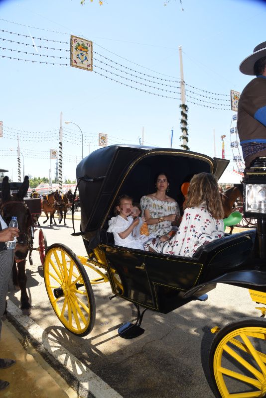 Sofía Palazuelo en un coche de caballos 