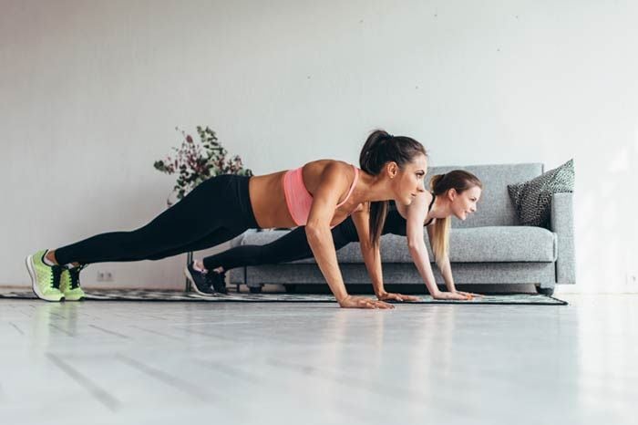 dos mujeres haciendo flexiones