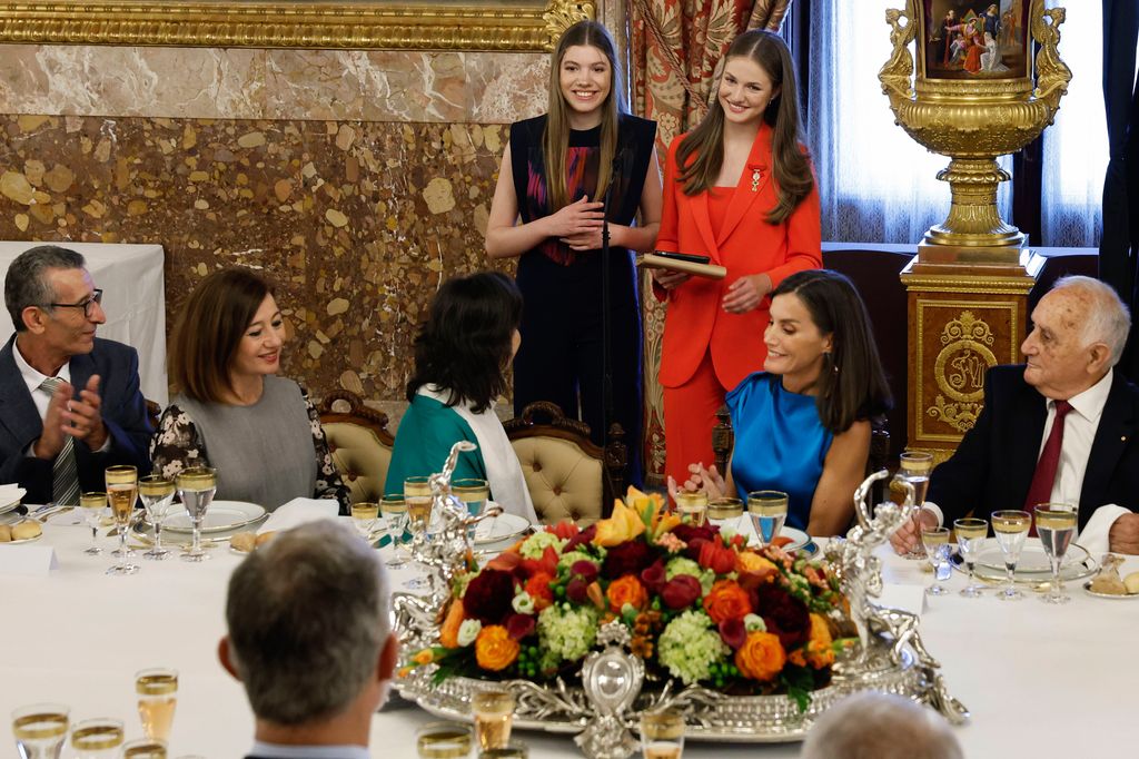 La princesa Leonor y la infanta Sofía sorprenden a los Reyes