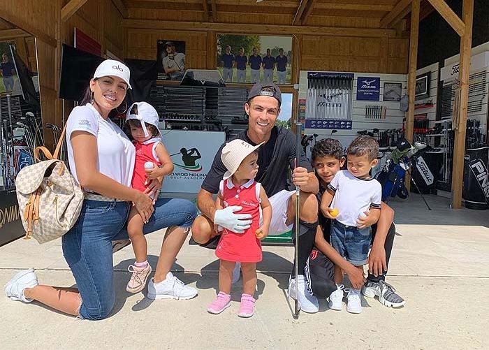 Georgina Rodríguez y su curiosa idea para llevar en bici a la vez a sus tres hijos pequeños