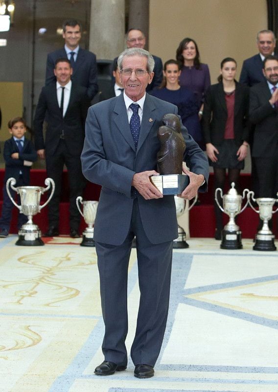 Federico Martín Bahamontes recogiendo un premio