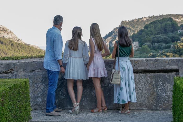 Los Reyes y sus hijas visitan Valldemossa