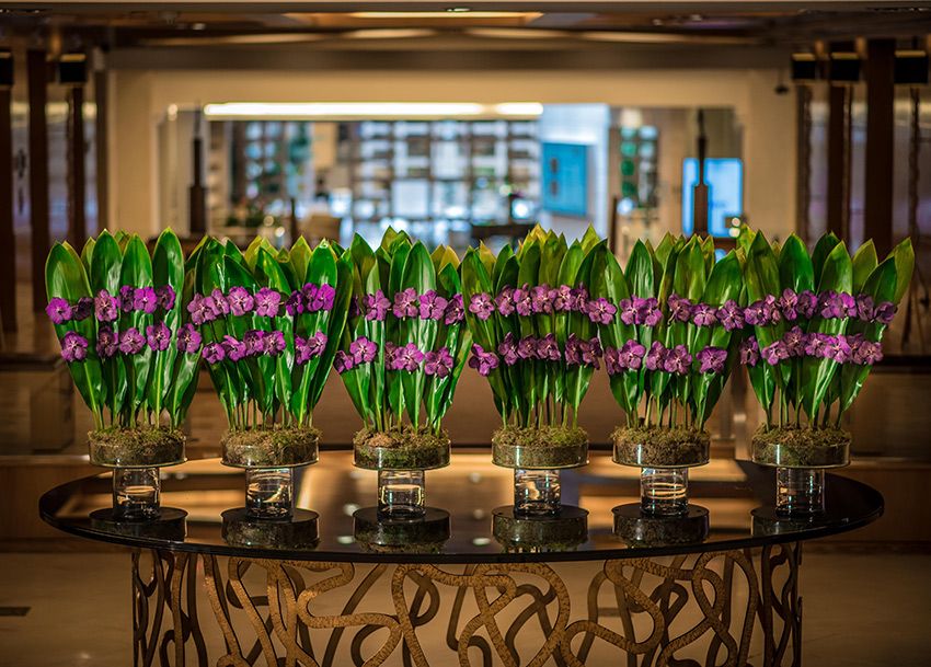 Imagen del lobby con flores