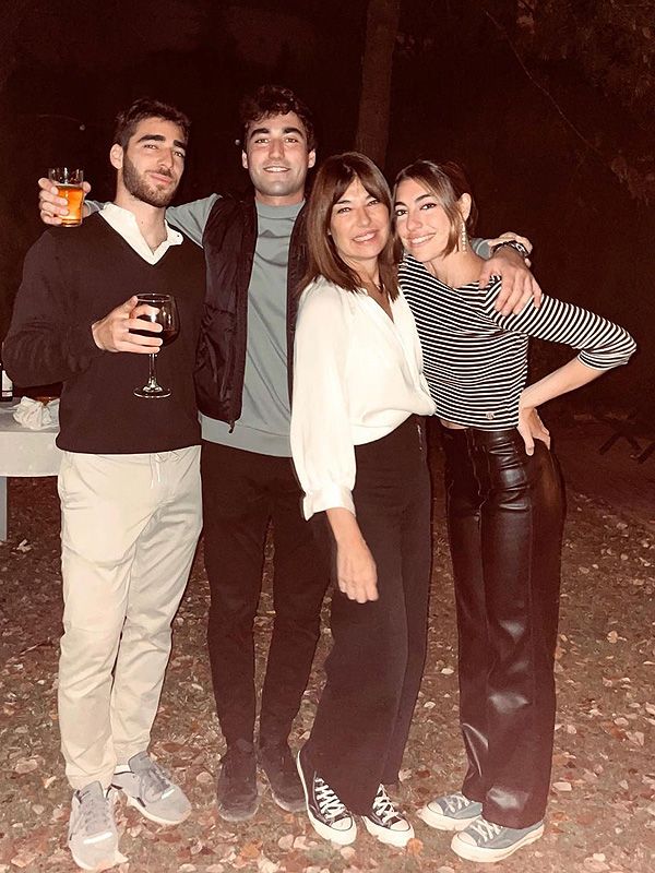 Raquel Revuelta con sus tres hijos 