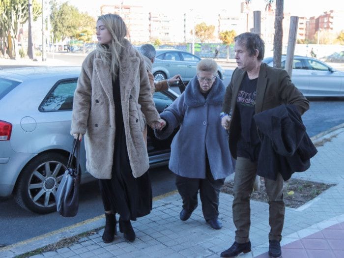 El hijo y la nieta de Arévalo llegando al funeral