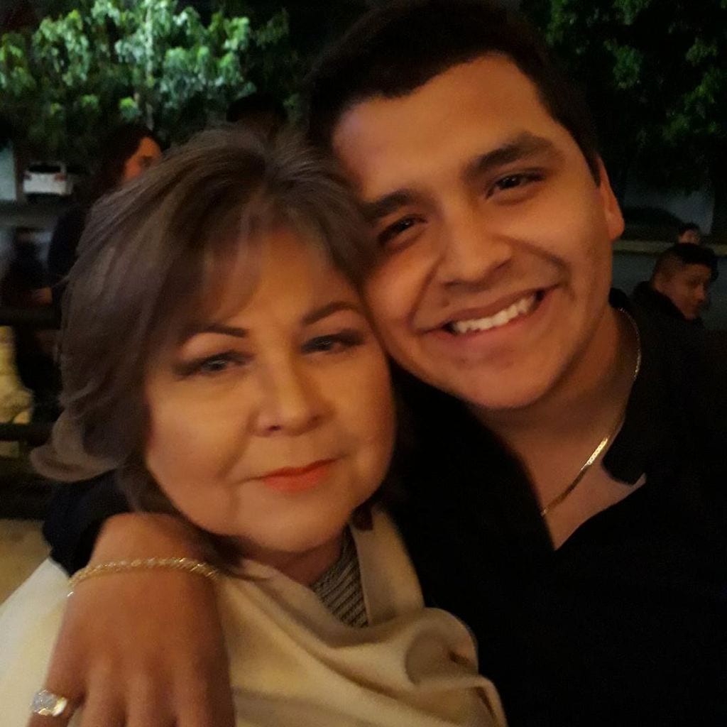 Christian Nodal y su abuelita