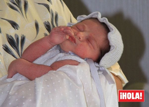 La pequeña Carmen tiene la cara redonda y el pelo muy oscuro
